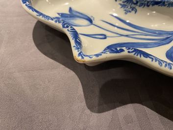 Une paire de coupes en fa&iuml;ence de Delft en bleu et blanc &agrave; d&eacute;cor d'une fleur d'oeillet, 18&egrave;me